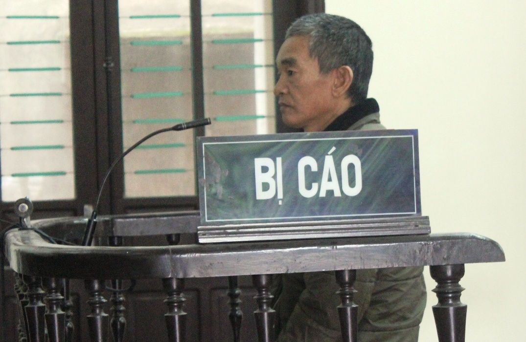 Nguoi dan ong chem lia co thanh nien 9X ra toa hinh anh