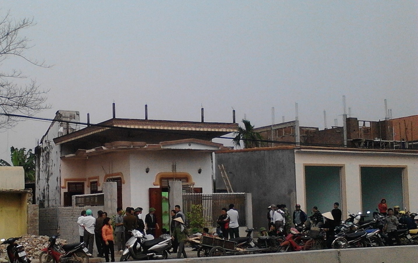 Gia đình đang làm thủ tục để tổ chức mai táng cho cháu bé.