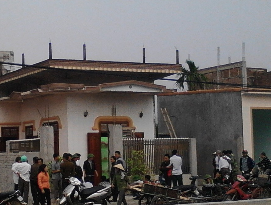 Nga xuong duong, be 5 tuoi bi cong nong can qua nguoi hinh anh