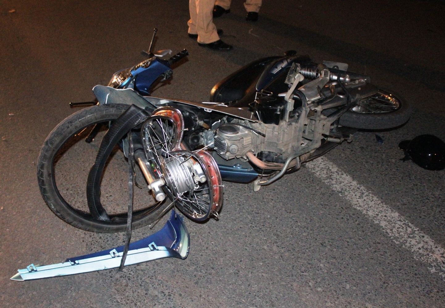 Hai xe may dau dau, co gai tre tu vong hinh anh