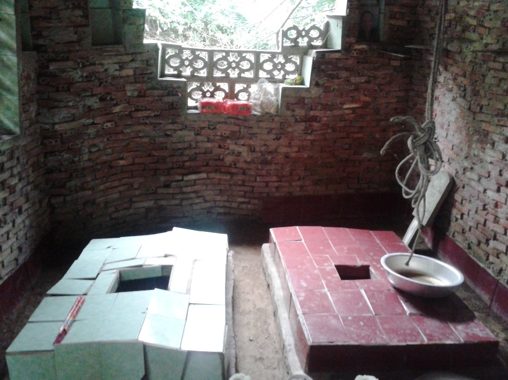 Hai ngôi mộ của bố mẹ bà Huệ được chôn cất gần nhau, nằm trong một ngôi nhà.