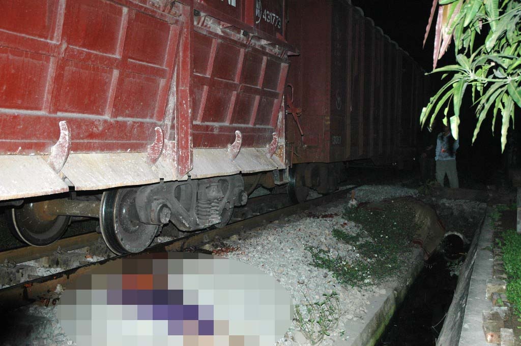 Thi thể nạn nhân Bốn bị bánh tàu cán đứt đôi người.