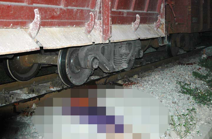 Tau hoa can dut doi nguoi di xe may hinh anh