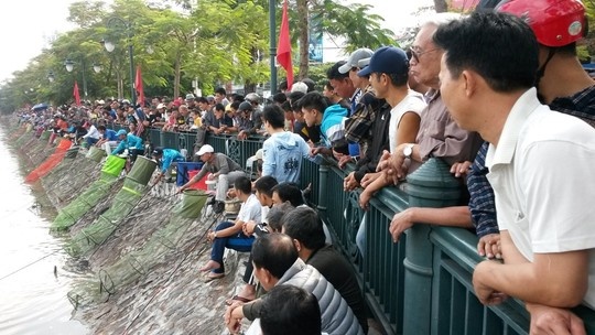 Hàng ngàn người dân theo dõi cuộc thi.