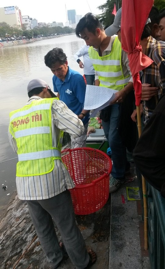 Trọng tài vất vả cân cá.