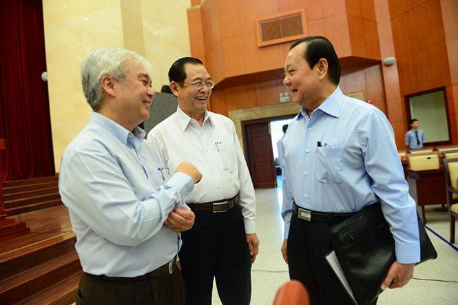Bí thư Thành ủy TP.HCM Lê Thanh Hải (bìa phải) trao đổi cùng các đại biểu tại hội nghị.
