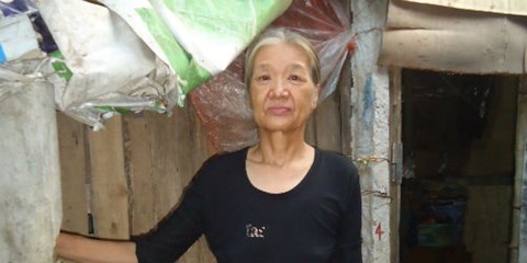 Nguoi me ngheo ban con khon lay tien nuoi con do hinh anh