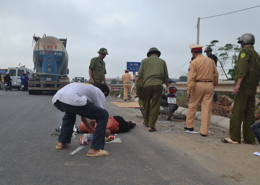 Co gai tre bi xe bon can tu vong hinh anh