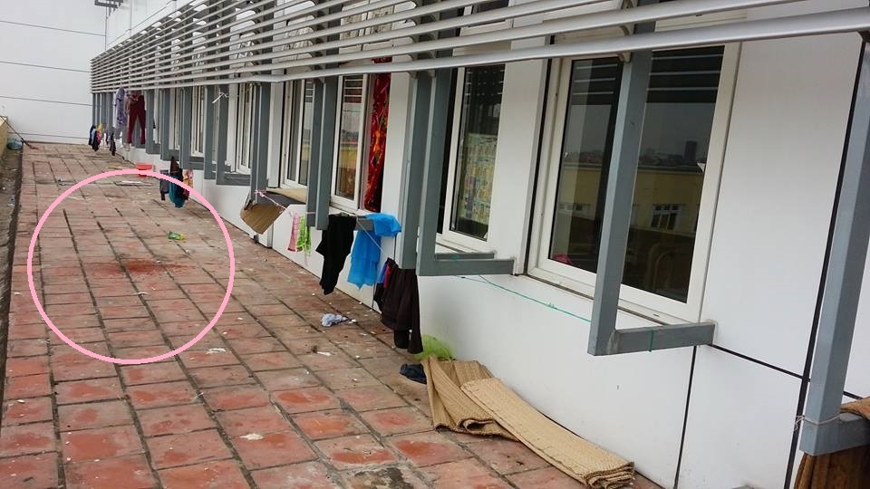 Nơi anh Hùng rơi xuống ở lầu 3.