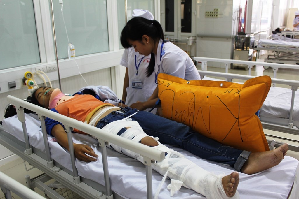 Nạn nhân Linh đang được cấp cứu tai bệnh viện trong tình trạng nguy kịch. Trước đó anh và bố cháu đã tử vong.