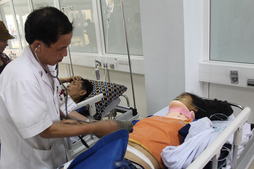 Xe tai tong chet hai cha con dang tren duong den truong hinh anh