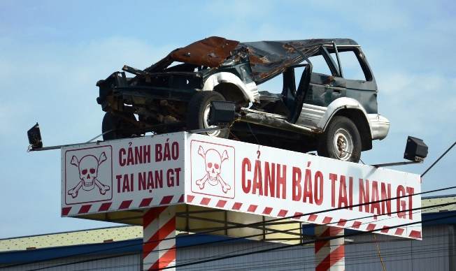 Chu nhan bien canh bao TNGT 'doc, la' duoc tang bang khen hinh anh