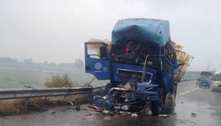 Xe tai dam ro-mooc, axit lenh lang tren quoc lo hinh anh