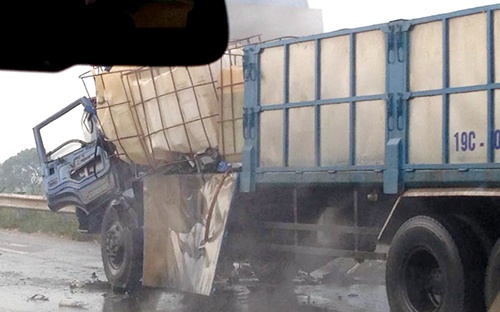 Một lượng lớn axit đổ tràn ra đường.