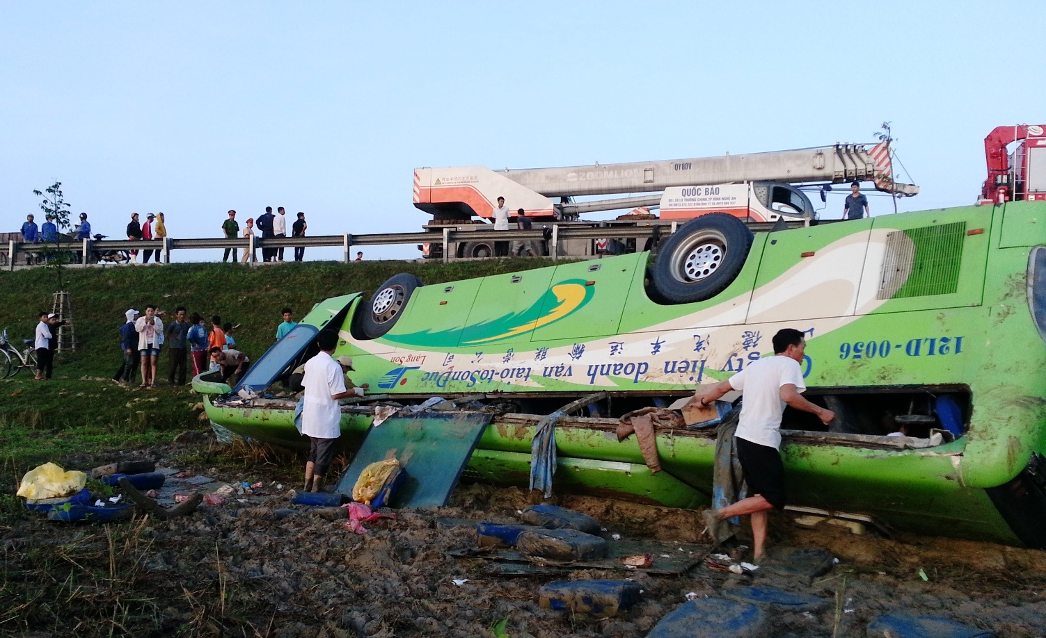 Xe cho 35 cong nhan di an cuoi nat bet duoi ruong lua hinh anh