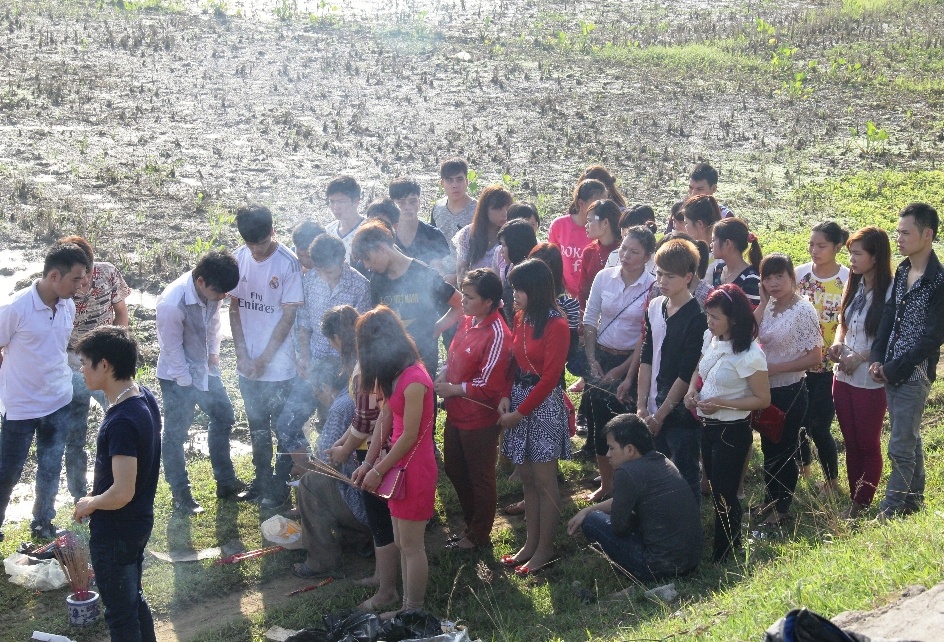 Những người may mắn sống sót thắp nén hương cho anh Quế.