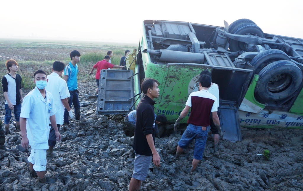 Khoảng 15 phút sau khi xảy ra tai nạn, đội ngũ y tế của bệnh viện 115 Nghệ An có mặt, cùng người dân và các hành khách bị thương nhẹ tìm cách đưa các nạn nhân bị thương nặng ra đưa đi cấp cứu.