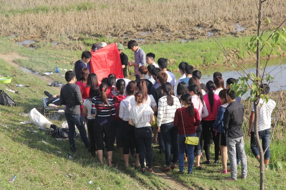 Anh Hoàng Văn Quế (22 tuổi, ở huyện Bình Gia, Lạng Sơn) bị tử vong ngay tại hiện trường. Hiện thi thể anh đã được đưa ra ngoài, tiến hành khám nghiệm trước khi chuyển về quê mai táng.