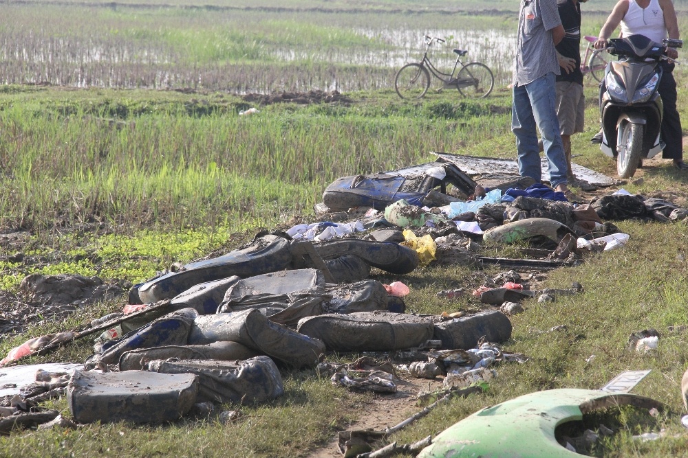 Ghế trên xe bi nát bét được đưa ra ngoài. Toàn bộ xe bị hư hỏng nặng. Tài xế Nguyễn Văn Cảnh (SN 1984 - Trú ở Hậu Lộc, tỉnh Thanh Hóa) may mắn thoát chết đang bị tạm giữ tại công an huyện Nghi Lộc để phục vụ điều tra.