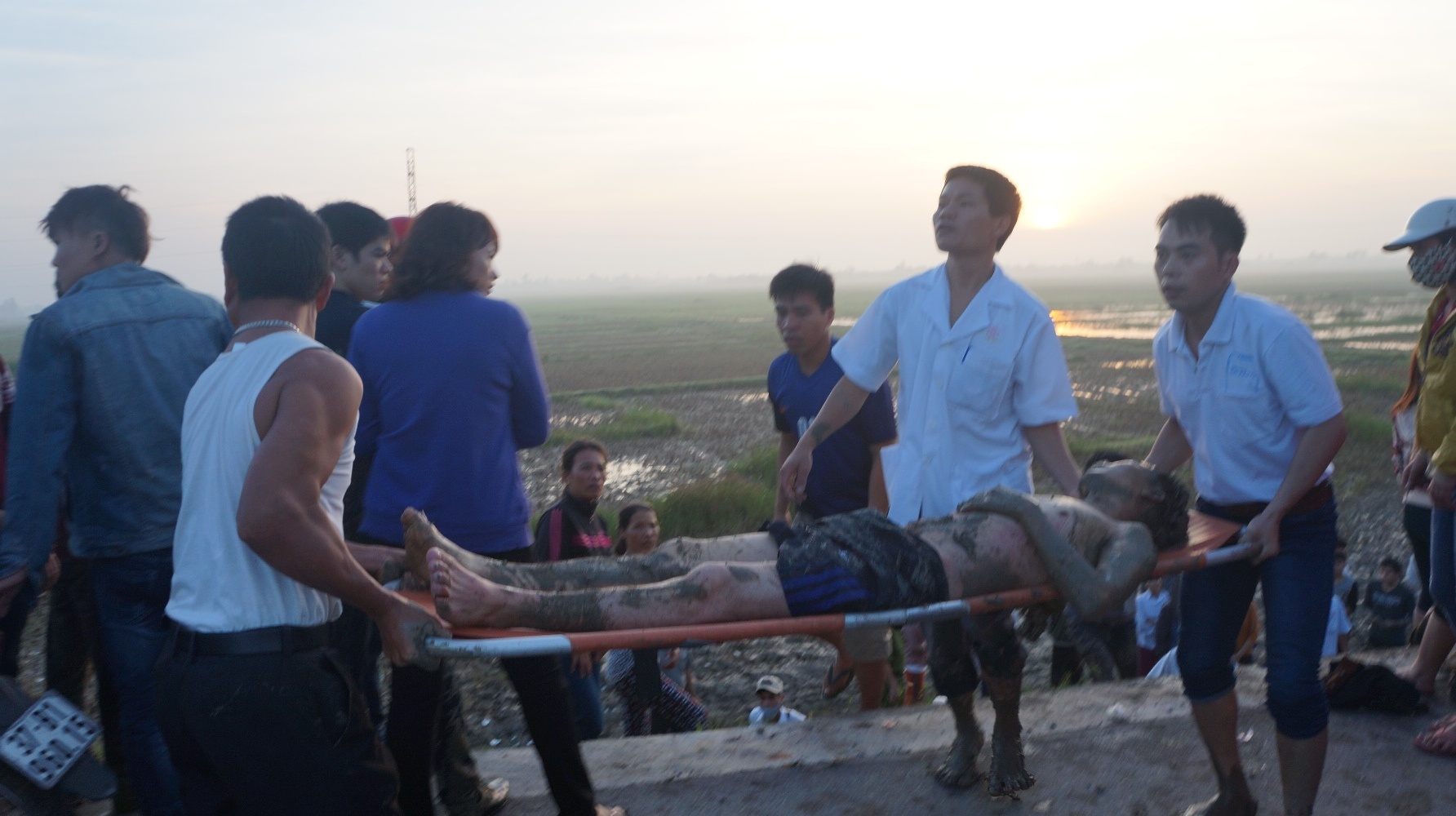 Hành khách bị thương được đưa ra ngoài, đem lên xe cấp cứu chờ sẵn để đưa vào bệnh viện. 