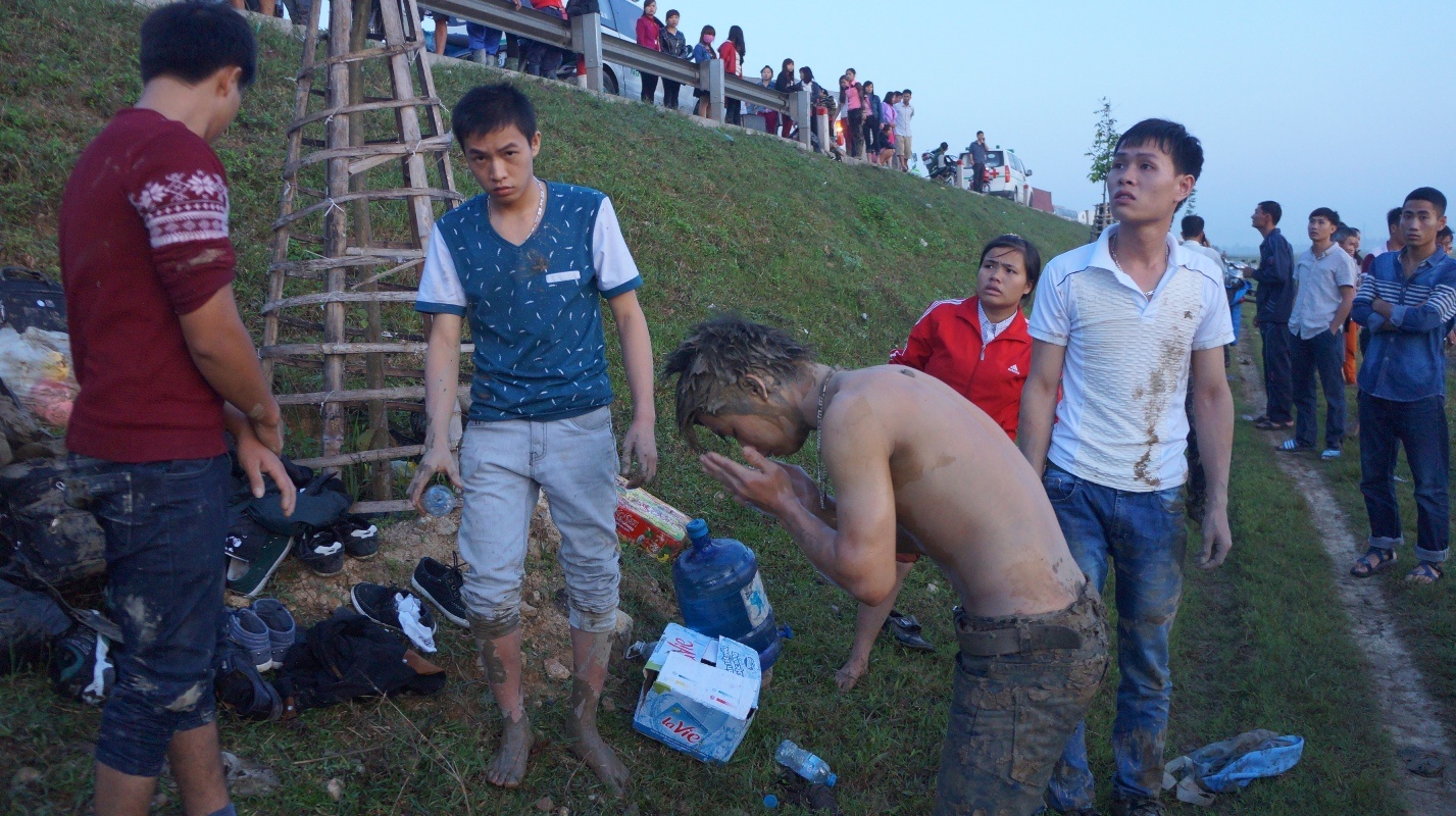 Do chiếc xe bị lật ngửa  ở dưới ruộng nước nên những người gặp nạn đều lấm lem bùn đất. 