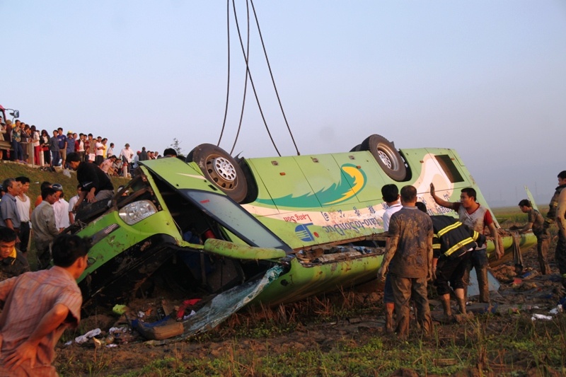 Tai xe xe lao xuong ruong: 'Toi da ngu gat' hinh anh