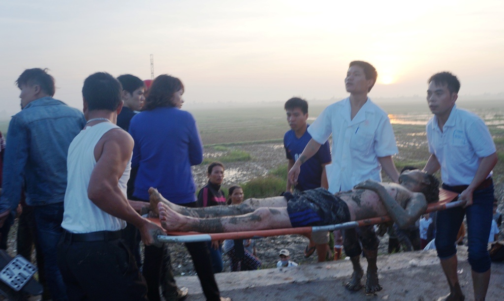 Những nạn nhân bị thương được đưa lên xe đi cấp cứu.