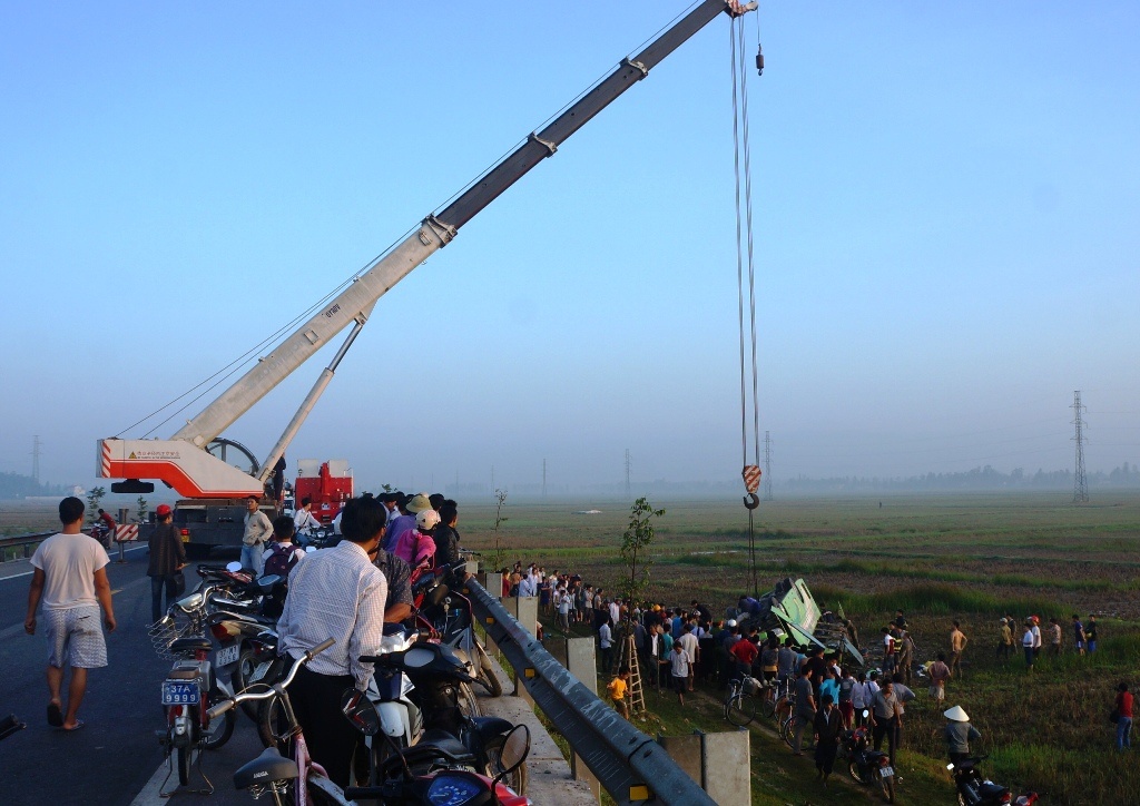 Chiếc xe đang được nhà chức trách điều xe cẩu đến cẩu lên bờ.