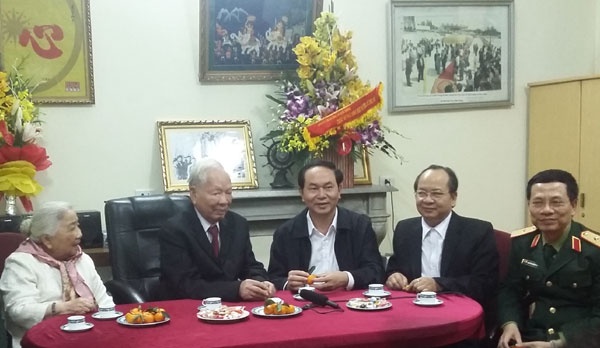 Thượng tướng, Thứ trưởng Bộ Quốc phòng Nguyễn Chí Vịnh đã báo cáo với Đại tướng Lê Đức Anh tình hình an ninh quốc phòng, công tác đối ngoại quân sự.