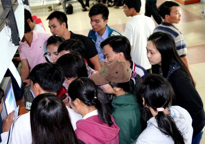 Các máy tính miễn phí tại ga Sài Gòn đông nghẹt người đến đặt vé.