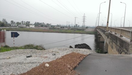 Cai nhau voi chong, nu cong nhan nhay cau tu van hinh anh