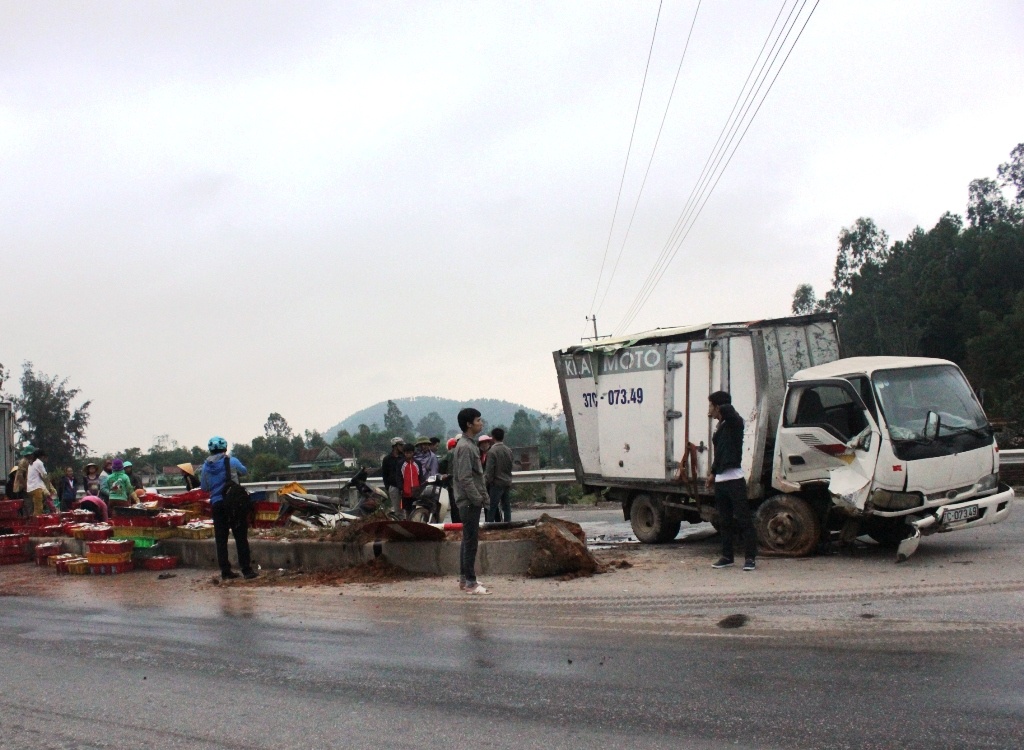 Chiều tối 2/12, chiếc xe tải chở hàng trăm khay cá do Bùi Duy Thanh (43 tuổi, ở xã Quỳnh Phương, huyện Quỳnh Lưu, Nghệ An) điều khiển chạy trên quốc lộ 1A từ cảng Quỳnh Phương vào cảng Cửa Lò. Khi đến địa bàn xã Nghi Yên, huyện Nghi Lộc thì bất ngờ nô lốp.