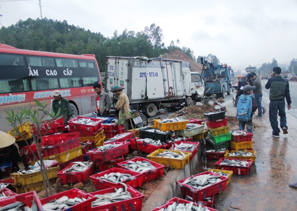 Toàn bộ số hàng trên xe đổ tràn ra đường. May mắn vụ tai nạn không làm ai bị thương, chiếc xe hư hỏng nặng.