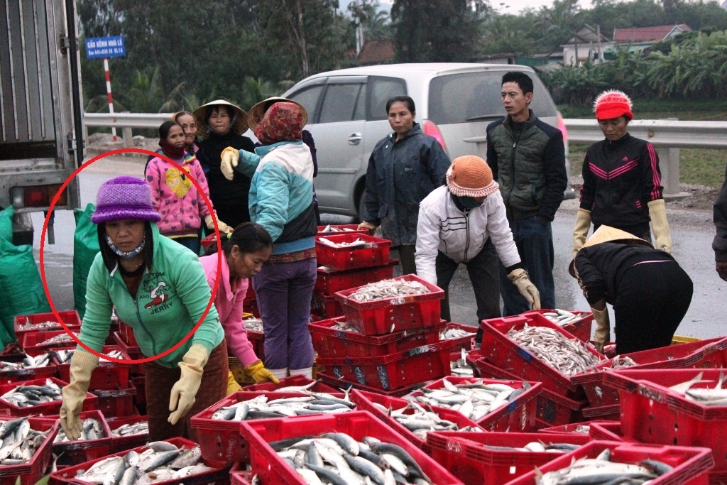 Nhieu tan ca do ra duong, nguoi dan khong hoi cua hinh anh