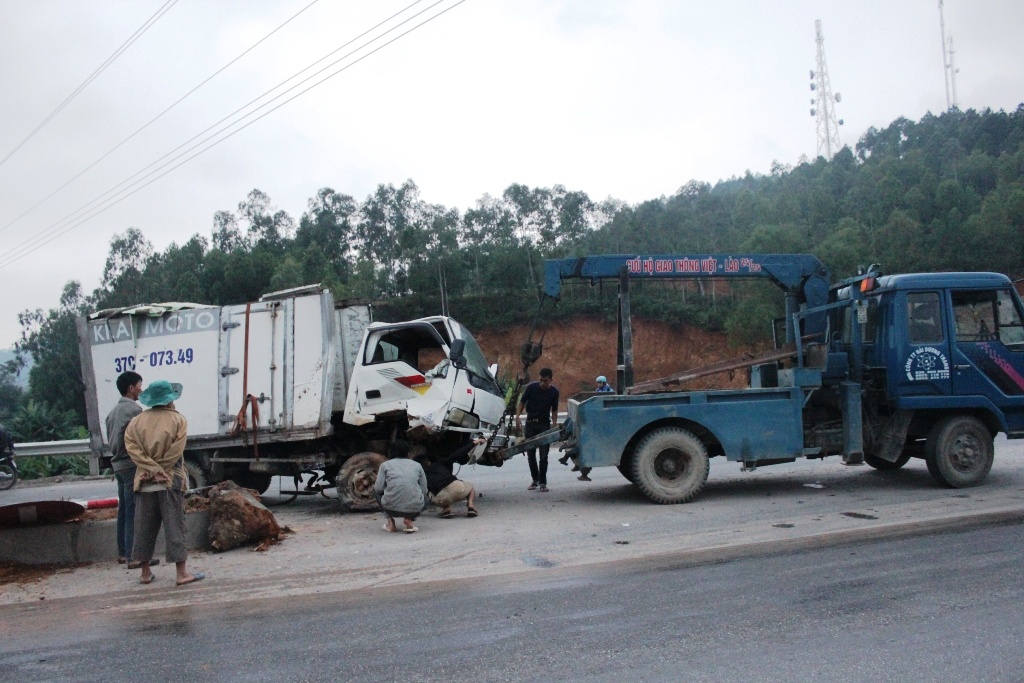 Khoảng 40 phút sau khi xảy ra tai nạn, hiện trường giải quyết xong, chiếc xe gặp nạn được chủ thuê cứu hộ đem về sửa chữa.