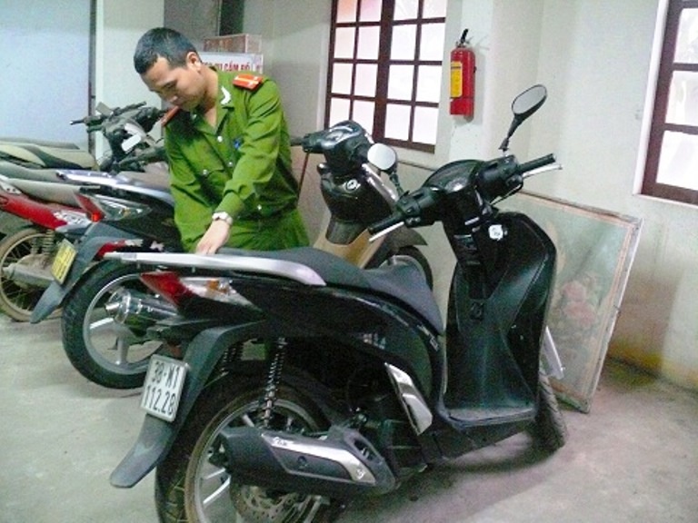 Mac bay trai tre, ba chu nha hang bi lua xe SH hinh anh
