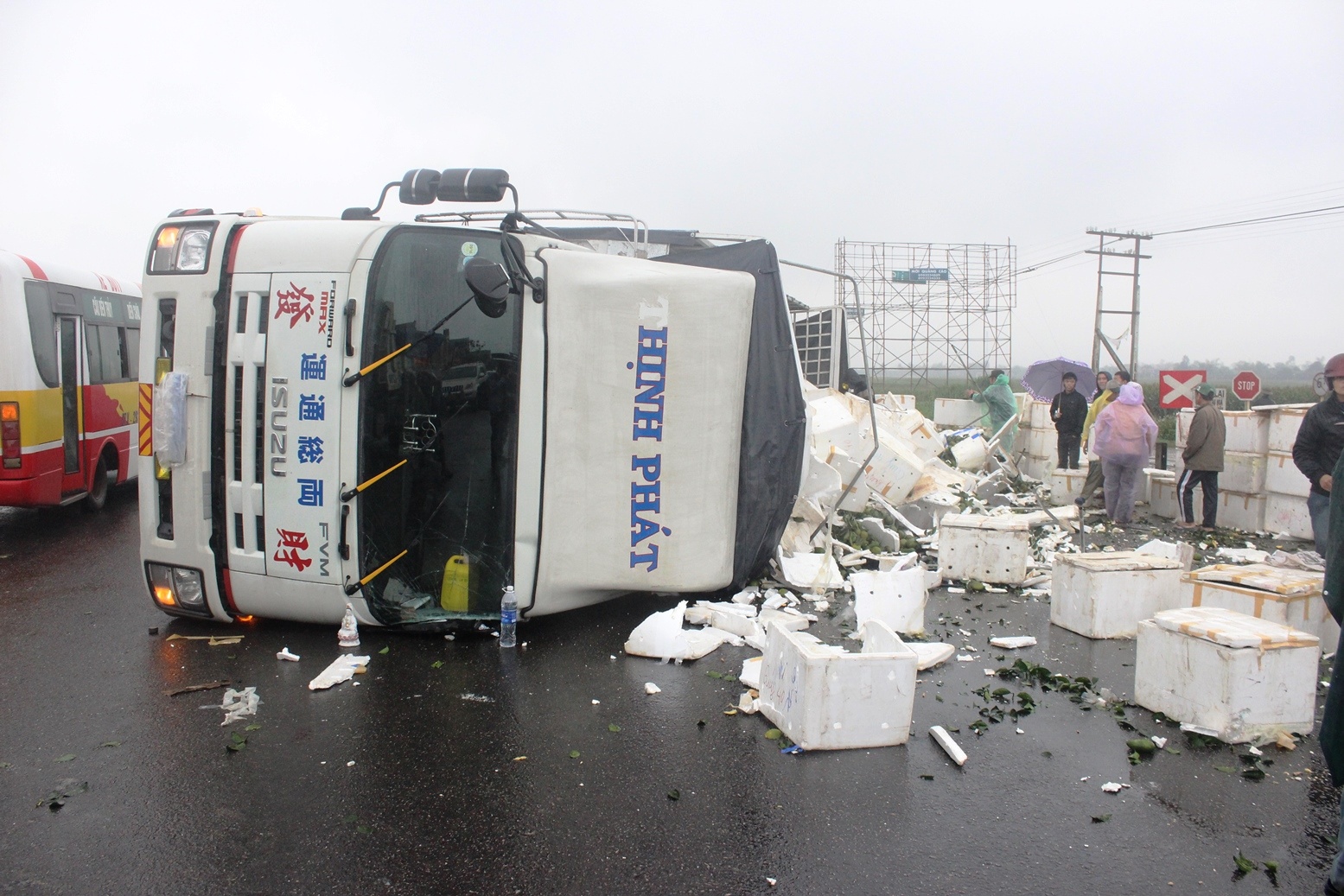 Hiện trường chiếc xe tải lật nghiêng chắn ngang đường.