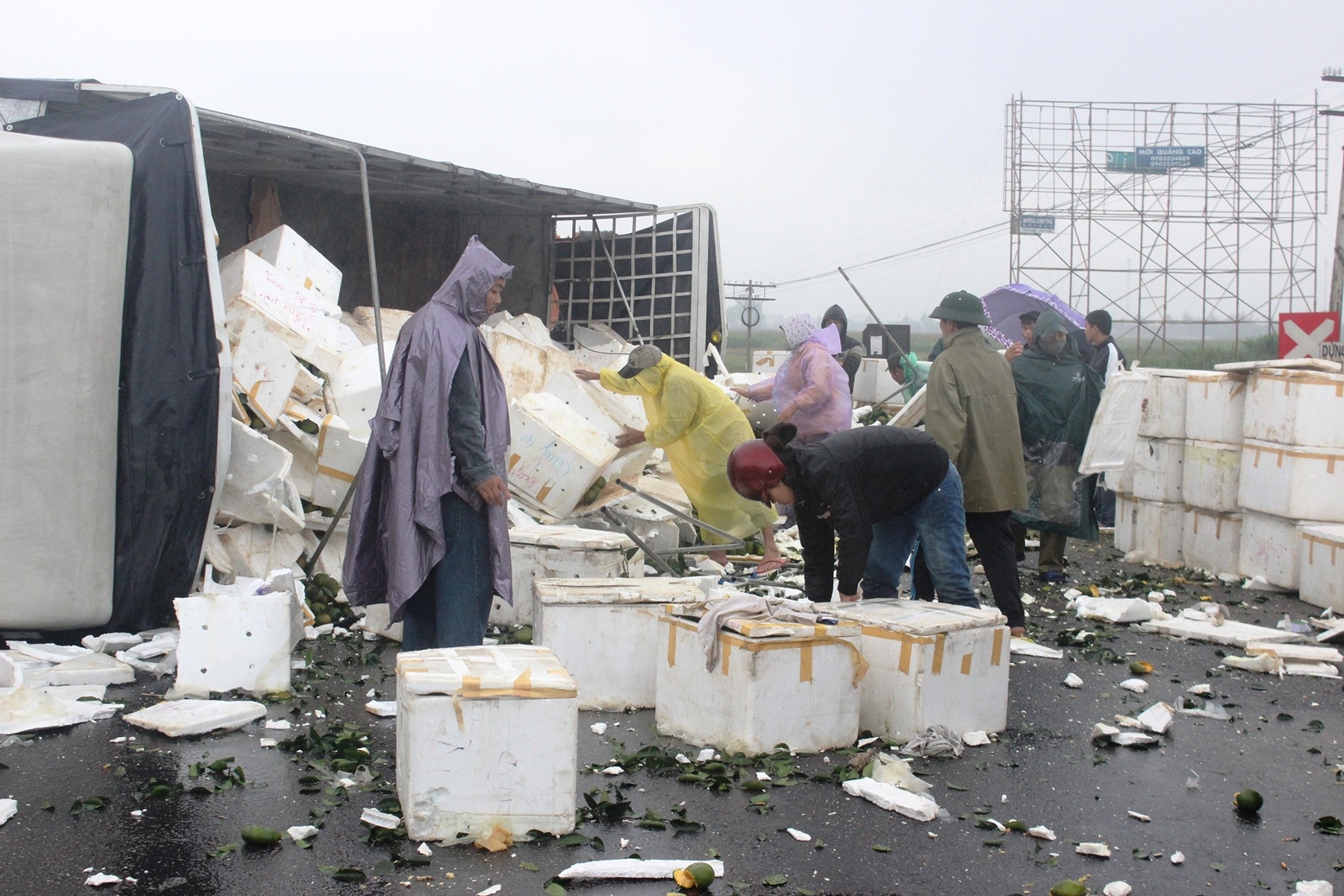 Hang tram thung cam do tran ra duong, khong ai hoi cua hinh anh