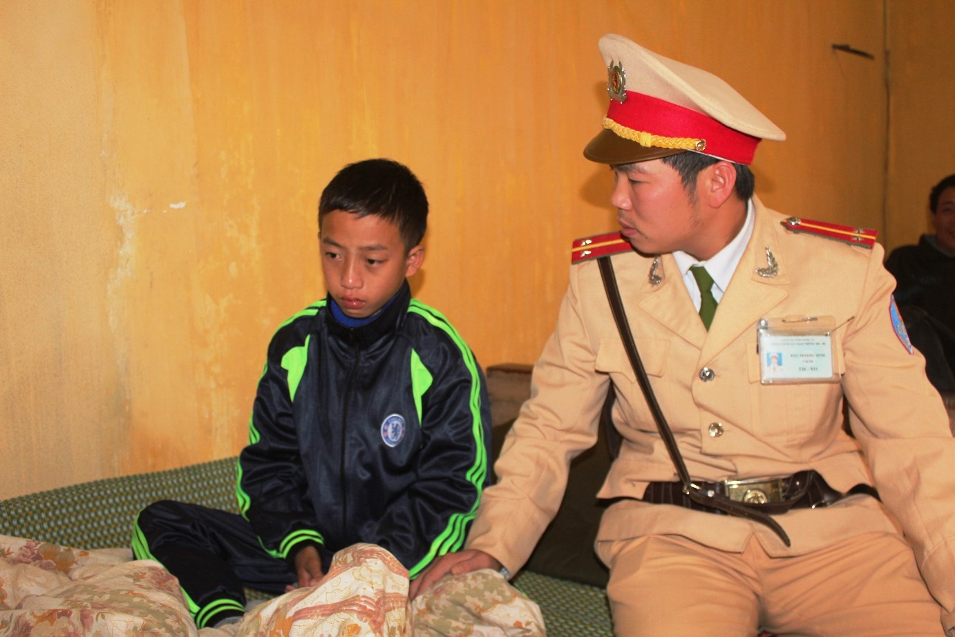 Giai cuu be trai nhin doi co ro suot 2 ngay o goc ruong hinh anh