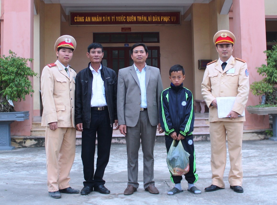 Người thân và chính quyền xã Trung Thành đến đem cháu Trường về nhà và không quên cảm ơn các chiến sĩ công an tốt bụng.