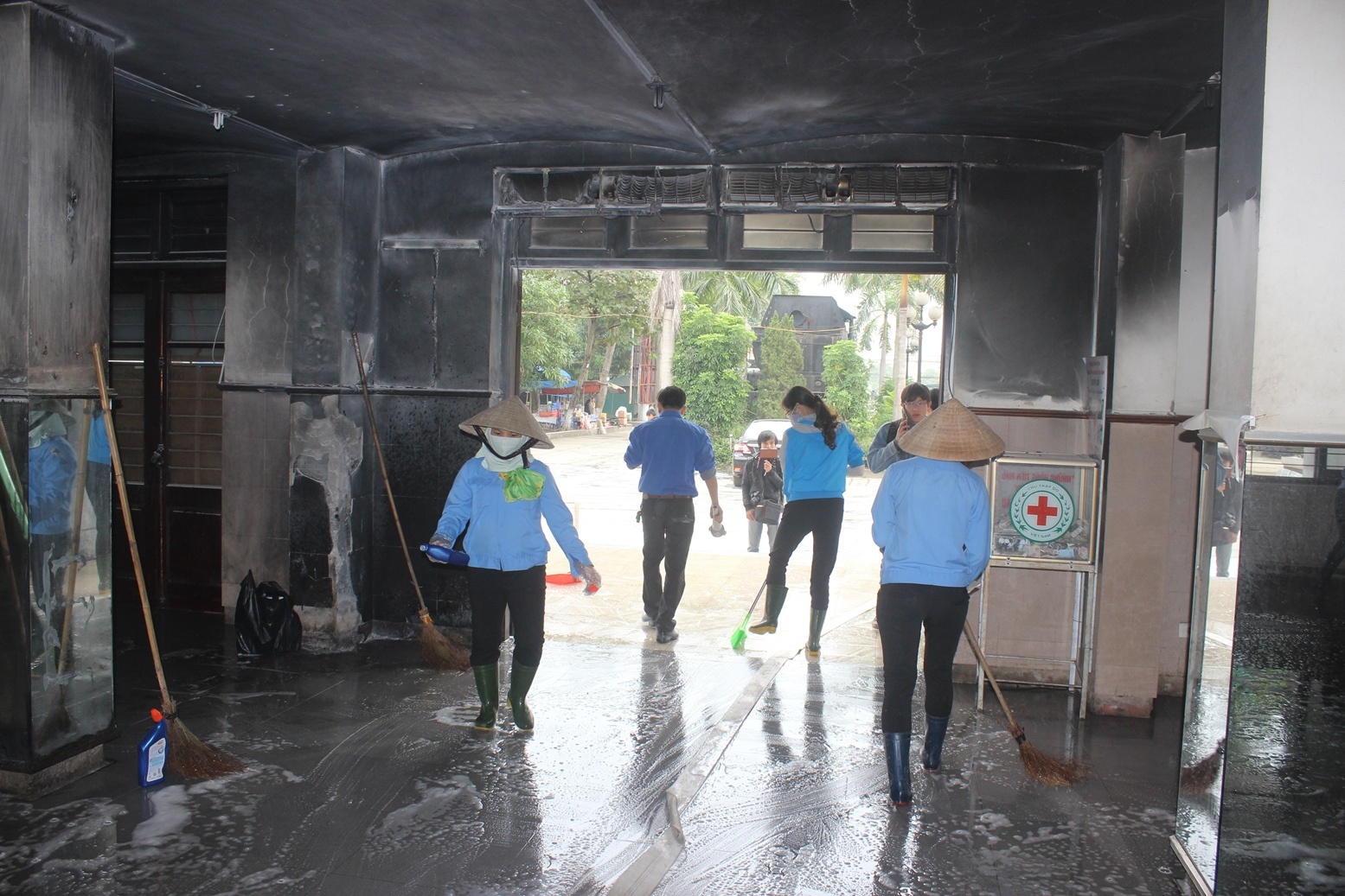 Hiện trường nơi nghi phạm đổ xăng đốt phòng chờ ga Vinh.