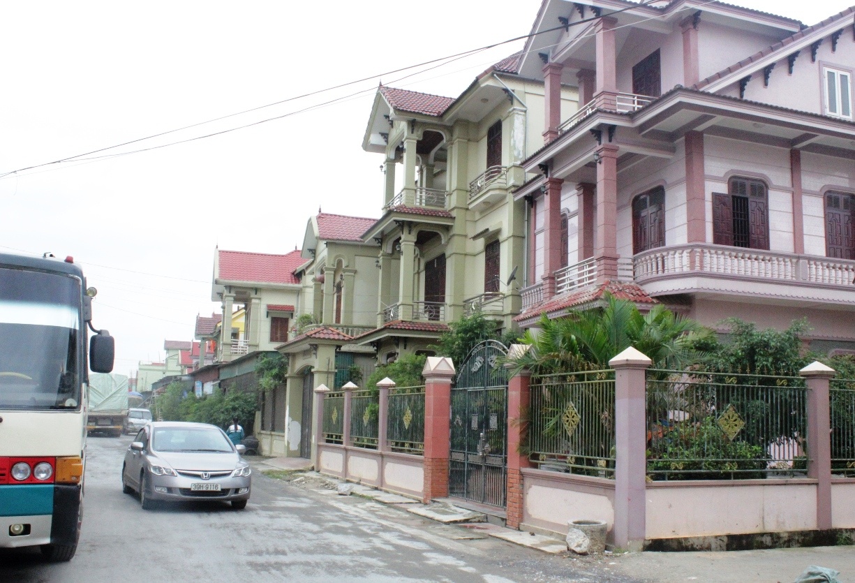 Hai bên đường vào trung tâm xã Diễn Tháp là những dãy nhà biệt thự liền kề nhau.