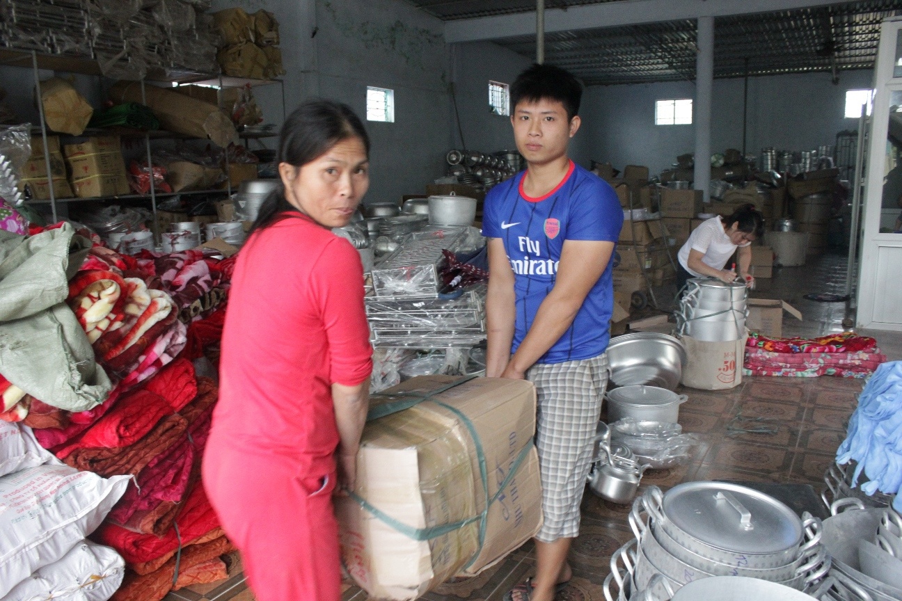 Công nhân bốc hàng chuẩn bị đưa sang Lào bán cho người dân ở đây.