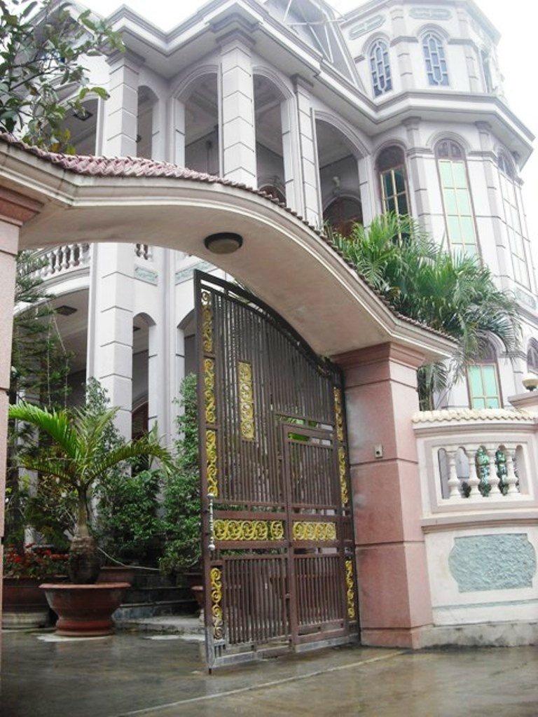 Biệt thự của gia đình ông Hòe làm đã lâu nhưng với kiến trúc phương tây nên không lỗi thời.