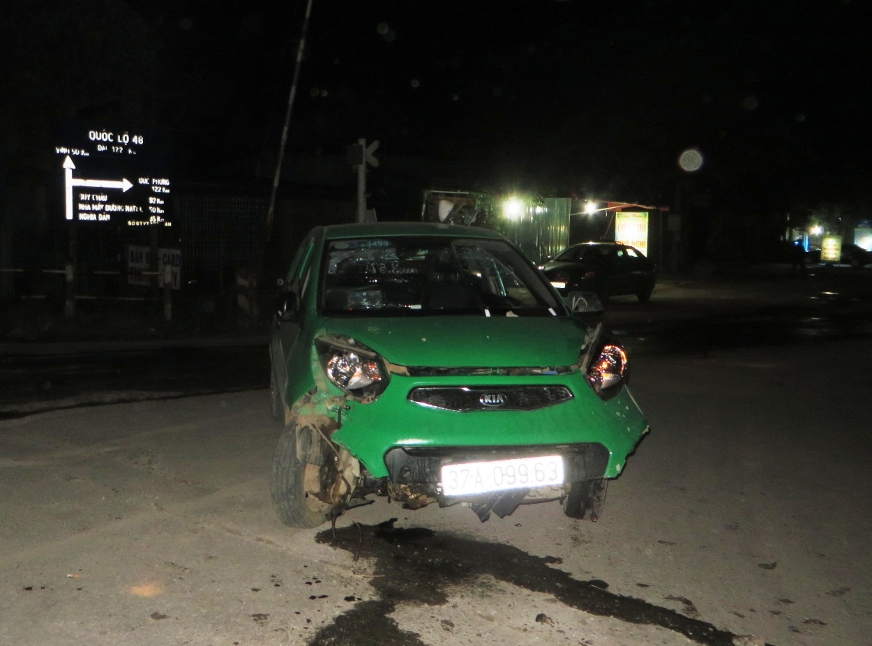 Taxi huc do cot tin hieu giao thong, 4 nguoi nhap vien hinh anh