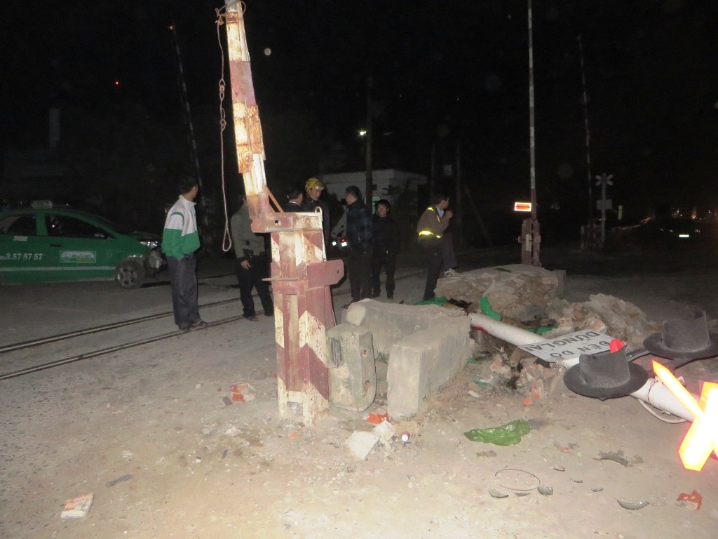 Hiện trường chiếc xe taxi đâm đổ cột đèn tín hiệu chờ tàu.