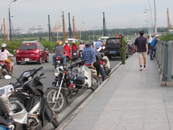 Nam sinh lop 12 nhay song tu van vi ban gai chia tay hinh anh