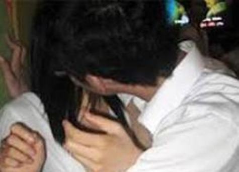 Dua be gai vao nha nghi 'yeu' 3 lan, nam sinh bi bat hinh anh