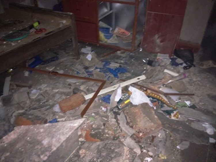 Nhà chờ tầng 2 bị sập hoàn toàn sau vụ nổ.