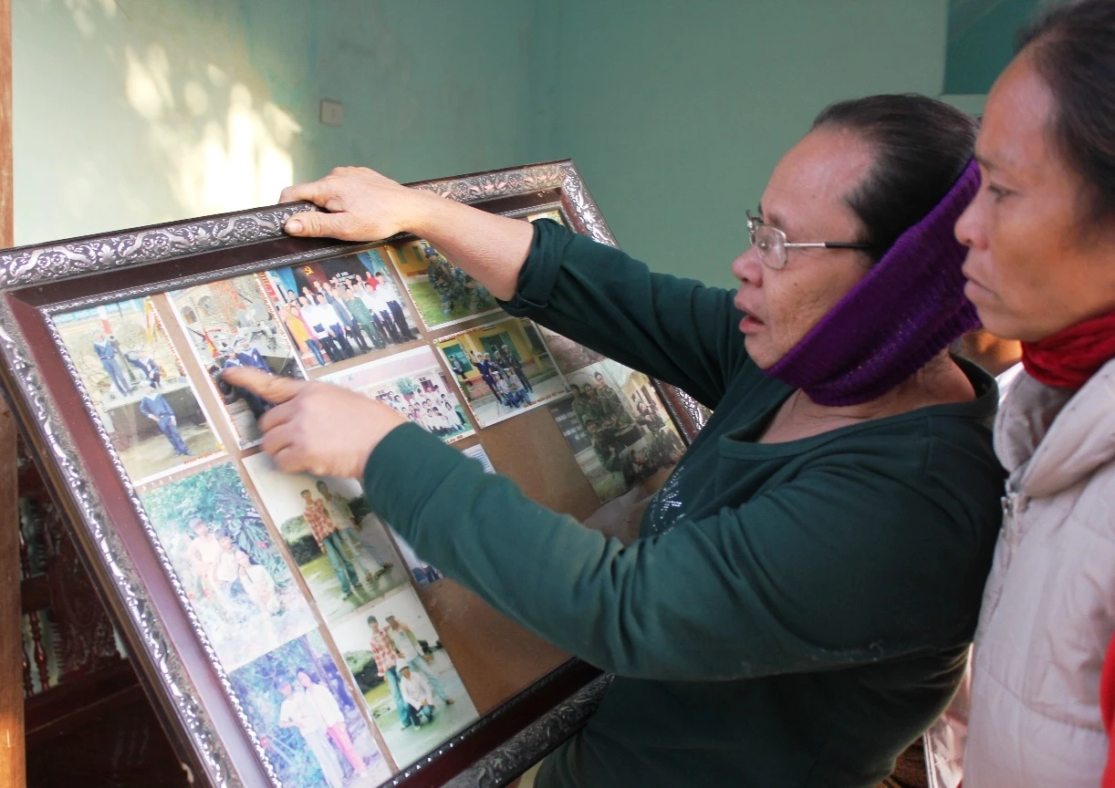 Nhiều người không phải là thân thích nhưng khi nhìn lại những bức ảnh của chiến sĩ Tú đều rơm rớm nước mắt.  